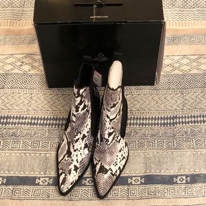 Beautiful Black& White Snake Print Booties